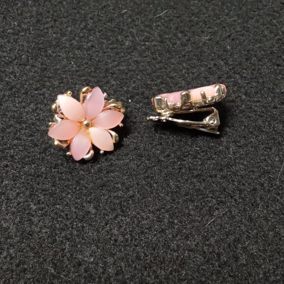 Vintage Peach Flower Clip-on Earrings - Picture 3 of 5